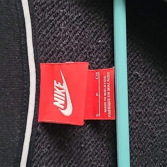 Nike black sweatshirt with pockets - Picture 3 of 4